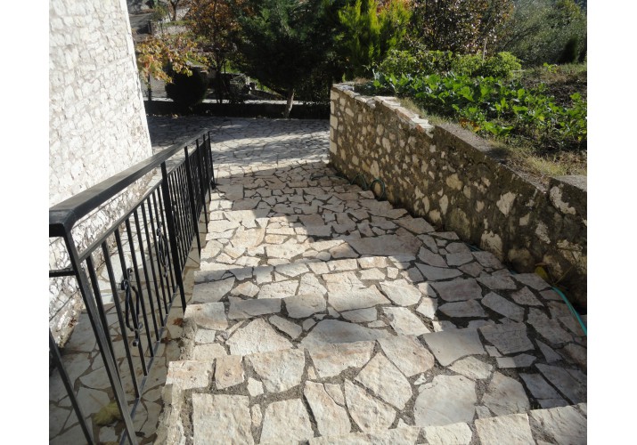 νεότερη λίθινη σκάλα στο σπίτι του προέδρου