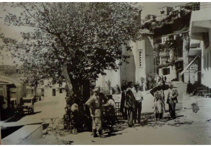 Ανατολική άποψη της κεντρικής πλάτειας με την εκκλησία.