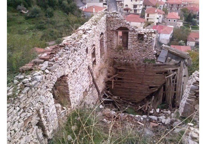 Πλήρης κατάρρευση ξύλινου δαπέδου