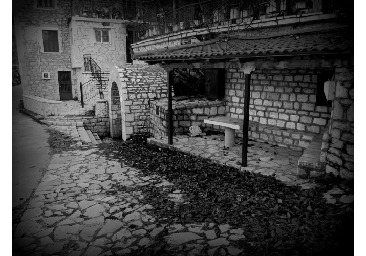 Πλάτωμα και βρύση στην Απόσκια