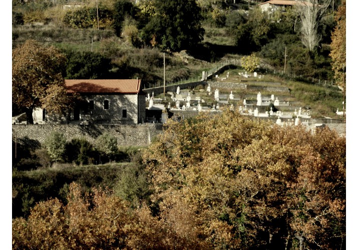 Εκκλησία και νεκροταφείο στη Σούδελη