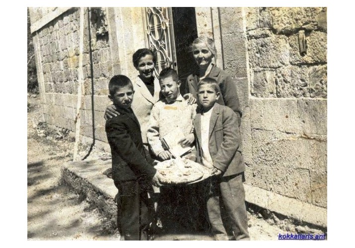 Φωτογραφίες Λαστέων στην είσοδο της εκκλησίας του Αγ. Γεωργίου.