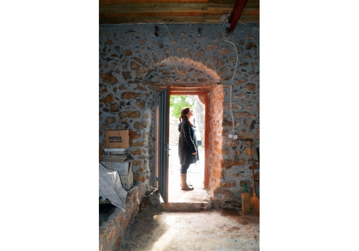 φωτογραφία από το εσωτερικό του κατωγιού με εμφανείς τις προσθήκες τσιμεντοκονίας στην τοιχοποιία