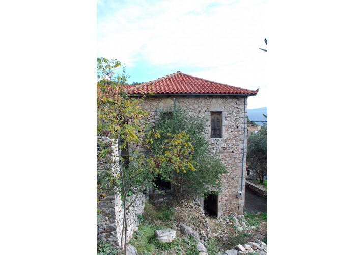 πλάγια όψη κτηρίου με εισόδους στα κατώγια