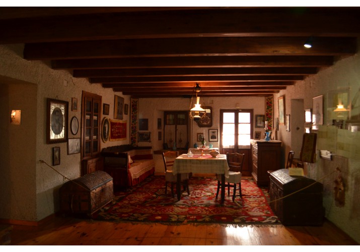 Διαμόρφωση εσωτερικού κατοικίας - Φωτογραφία από το Λαογραφικό Μουσείο Στεμνίτσας