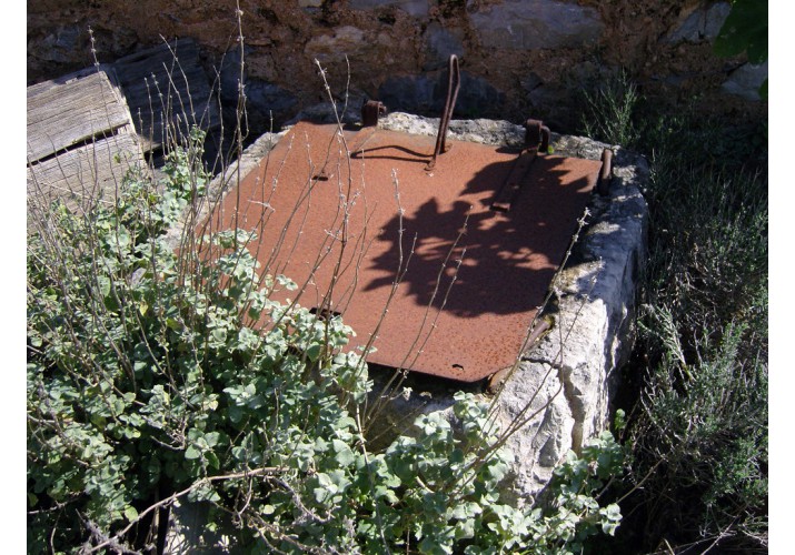 Στέρνα εξωτερικά της οικίας