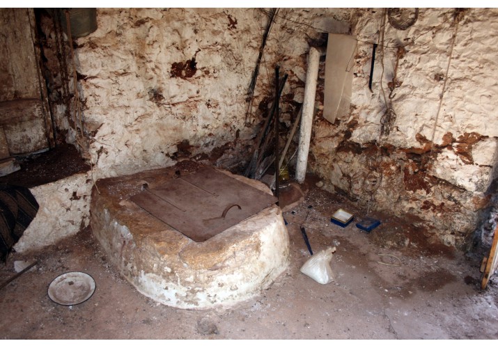 Στέρνα εντός της οικίας, στο κατώι