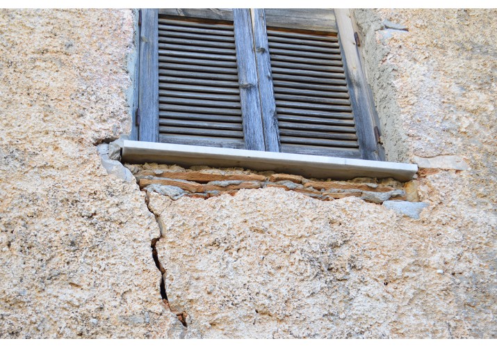 Ρηγμάτωση στην ποδιά παραθύρου