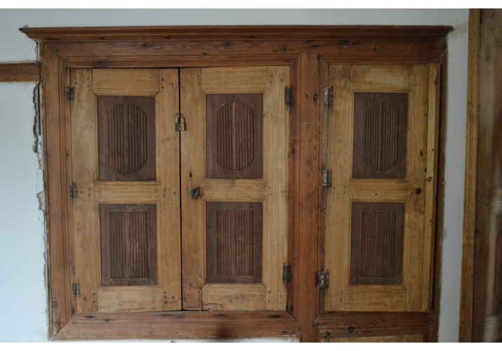 Εντοιχισμένα ντουλάπια, διακοσμημένα με εγκοπές – αρχοντικό Γεωργίου (Κωνσταντινίδη - Μπλάνα)