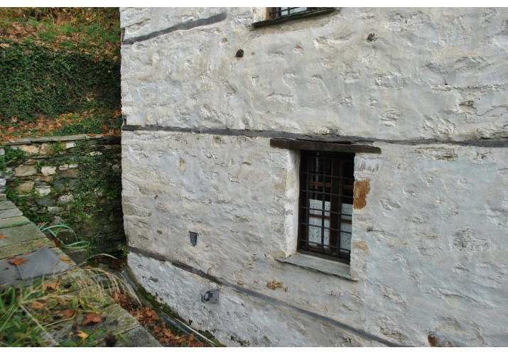 Τυπικό παράθυρο λιθοδομής μικρών διαστάσεων- αρχοντικό Κόντου , Βυζίτσα