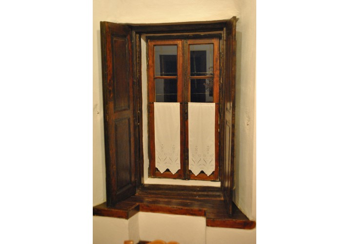 Περιποιημένα παράθυρα με τελειώματα – αρχοντικό Κόντου 