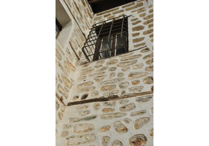 «Παρακυπτικό» παράθυρο με επίπεδη ριχτή σιδεριά- αρχοντικό Γεωργίου