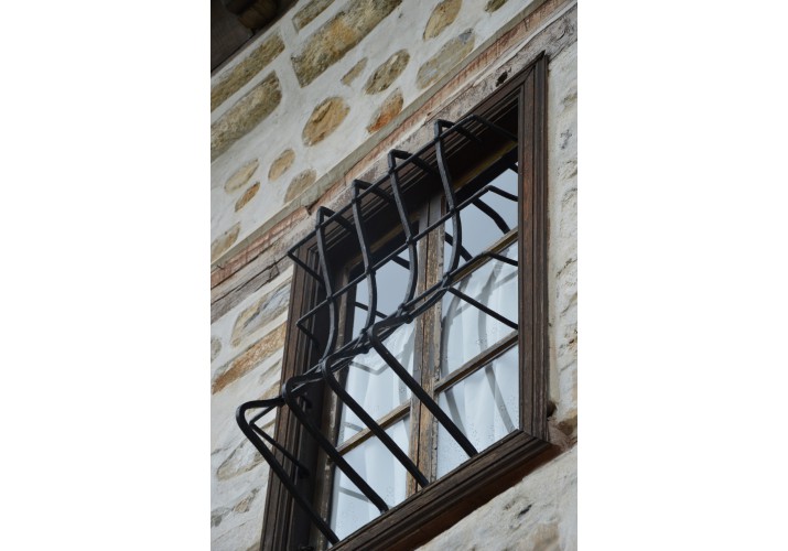 «Παρακυπτικό» παράθυρο με καμπυλωμένη ριχτή σιδεριά- Ψυχουλέικο