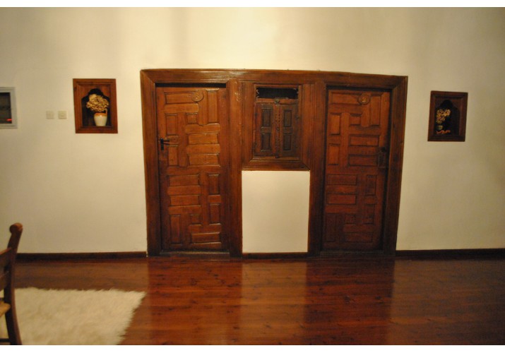ταμπλαδωτές ξύλινες πόρτες πρόσφατα επισκευασμένες στον δεύτερο όροφο του αρχοντικού του Κόντου , Βυζίτσα 