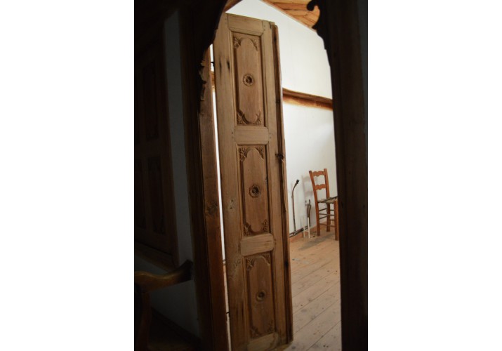 ξύλινη σκαλισμένη πόρτα με έξεργους ρόδακες στο αρχοντικό Γεωργίου ( Κωνσταντινίδη) , Βυζίτσα