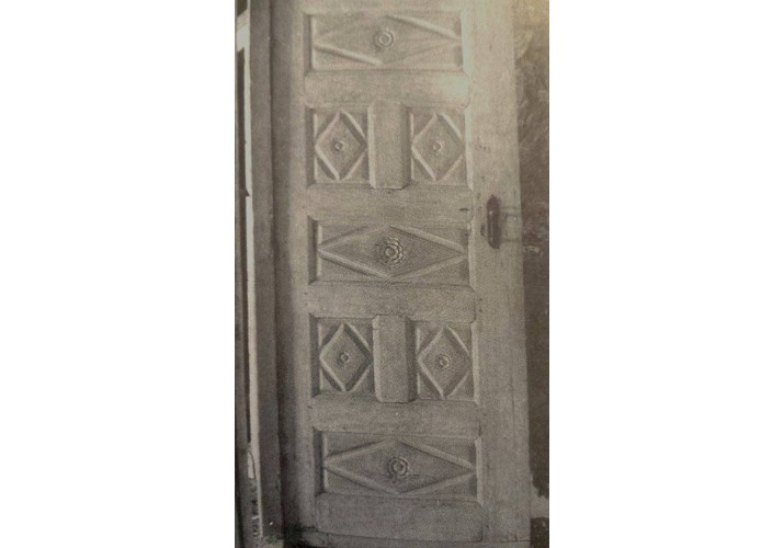 ξύλινη πόρτα χειμερινού δωματίου με ταμπλάδες με ρομβοειδής χαραγές ,Ψυχουλέικο , Βυζίτσα , τέλη 18ου αι