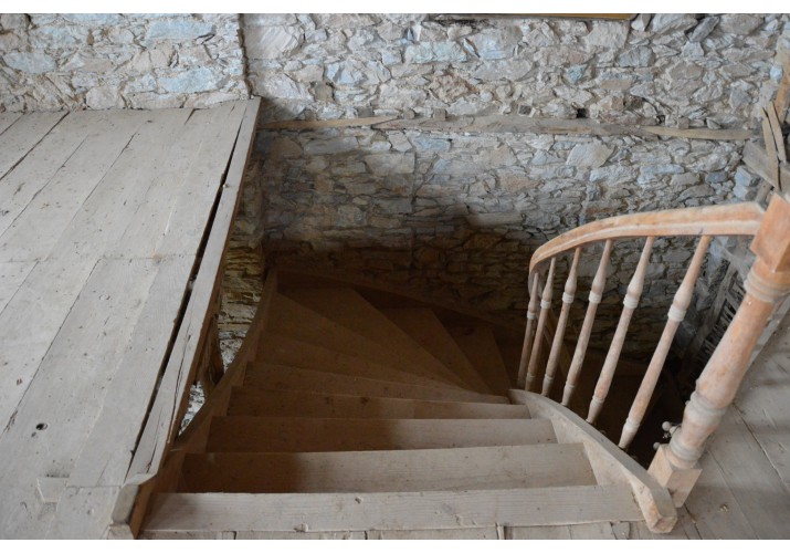 Σκάλα με σφηνοειδή σκαλοπάτια – όψιμο νεοκλασικό πέτρινο κτίριο, σύγχρονη σκάλα αρχοντικό του Σγαρδώνη, Βυζίτσα