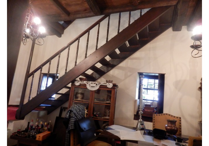 Κομμάτι ξύλινης σκάλας που οδηγεί από ισόγειο σε πρώτο όροφο, Ψυχουλέικο αρχοντικό- Σαντίκος ,Βυζίτσα
