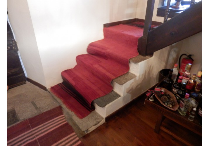 Πέτρινα σκαλοπάτια – βάση ξύλινης σκάλας που οδηγεί από το ισόγειο στον πρώτο όροφο, Ψυχουλέικο αρχοντικό- Σαντίκος 