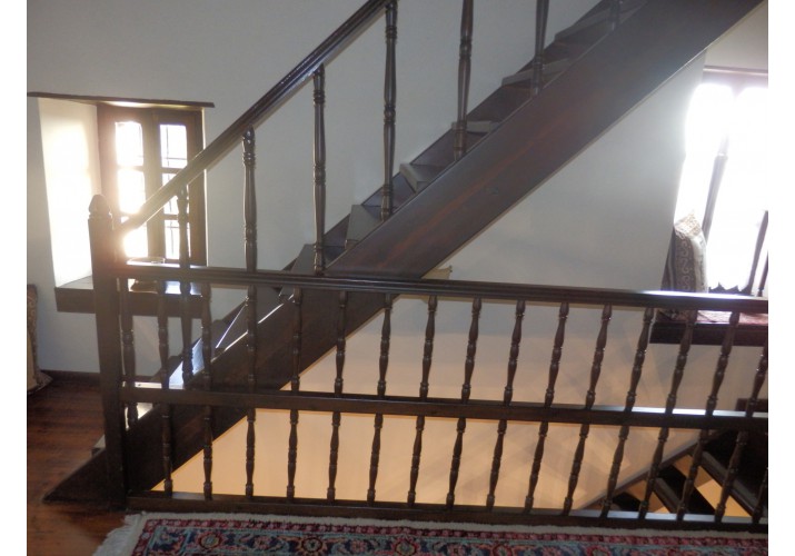 Μοννόριχτη απλή σκάλα που οδηγεί από τον πρώτο όροφο στον δεύτερο , Ψυχουλέικο αρχοντικό- Σαντίκος , Βυζίτσα 