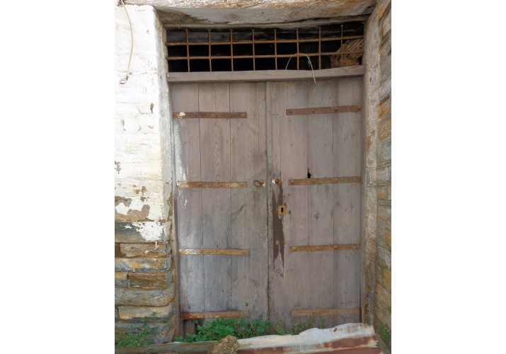 Ξύλινη δίφυλλη πόρτα με φεγγίτη και υπέρθυρο 