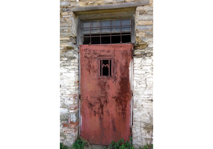 Μεταλλική μονόφυλλη πόρτα με φεγγίτη και υπέρθυρο