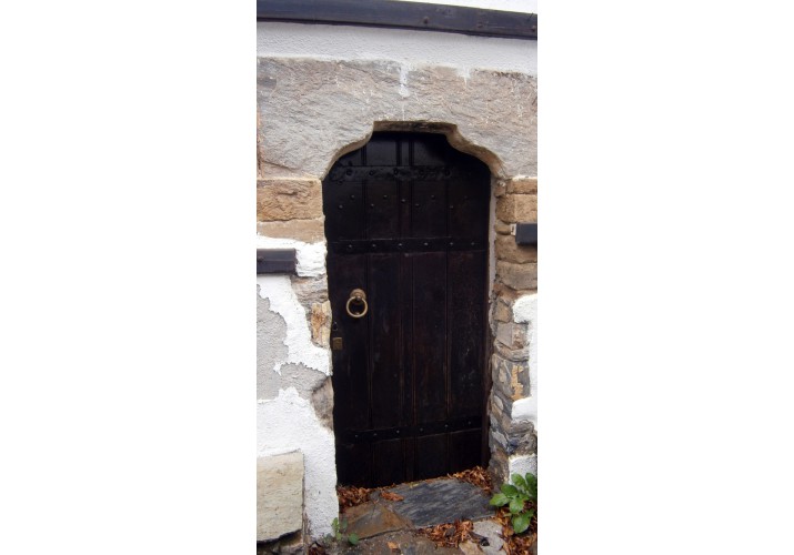 Μονόφυλλη καρφωτή πόρτα με υπέρθυρο