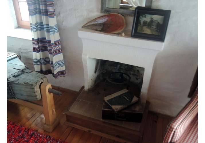 Τζάκι με μικρό άνοιγμα , με χαμηλή παραστιά και πλευρικά ποδαρικά