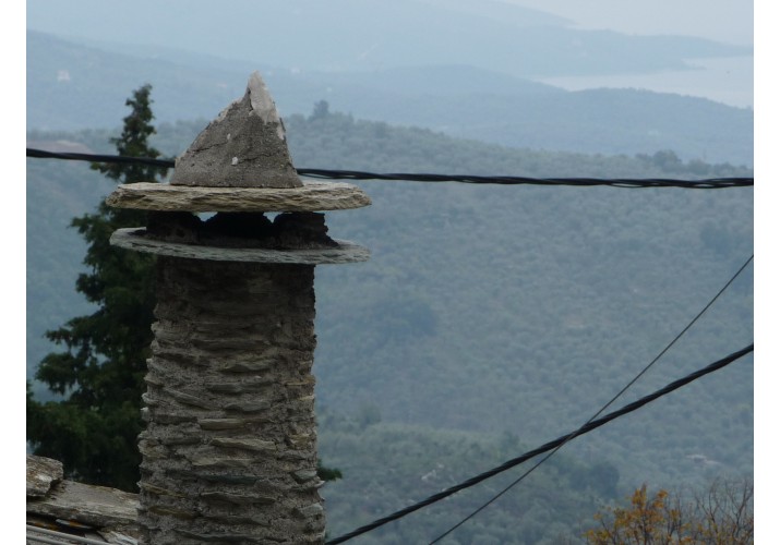 Πέτρινη κυκλική καμινάδα