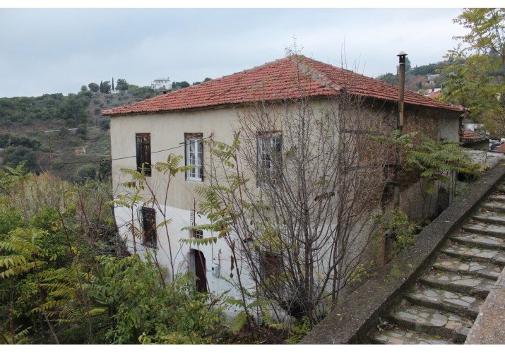 Υποβαθμισμένη αυλή σε σχέση με το καλντερίμι