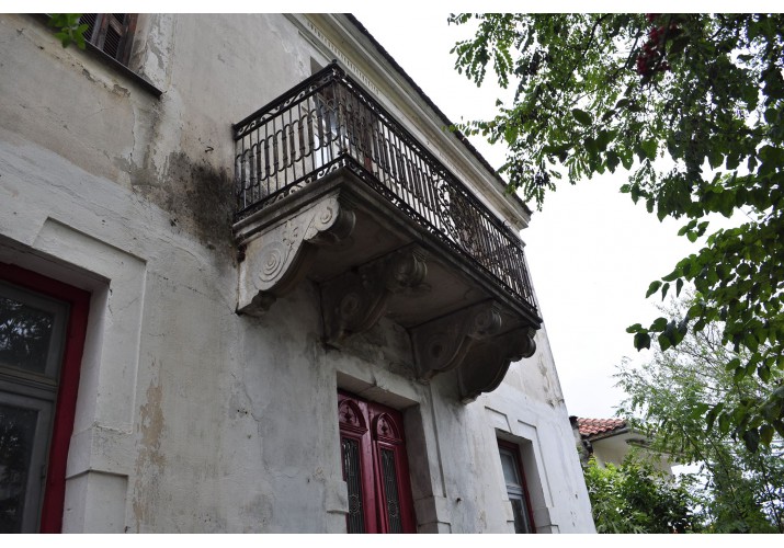 μπαλκόνι με περίτεχνα φουρούσια