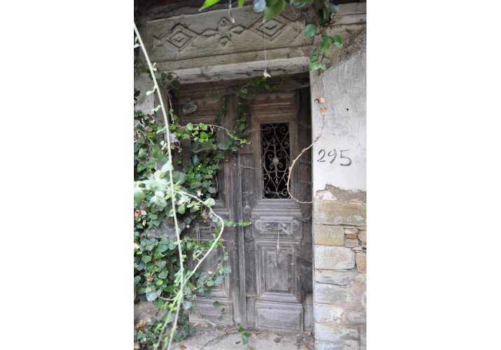 ξυλόγλυπτη θύρα και υπέρθυρο