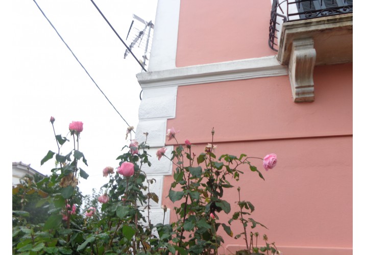 χρώμα σε εξωτερικό τοίχο