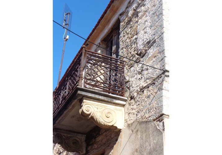 περίτεχνο κιγκλίδωμα και φουρούσια
