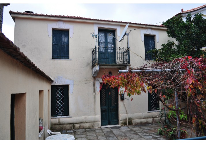 όψη κτιρίου με νεοκλασσική διακόσμηση