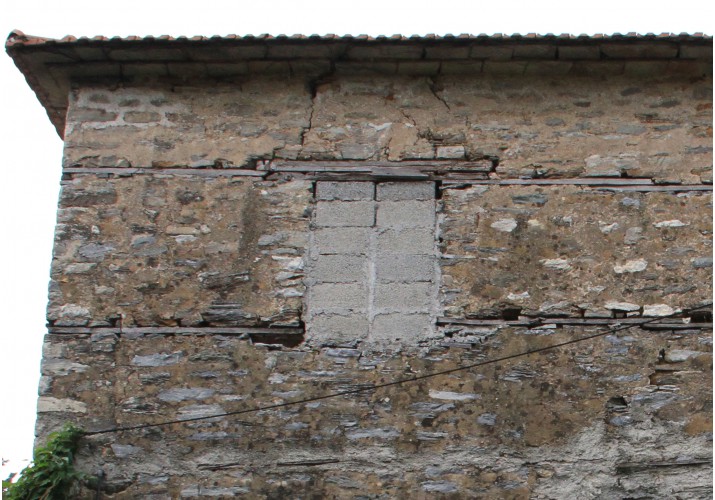 Ρηγματώσεις της τοιχοποιίας γύρω από άνοιγμα