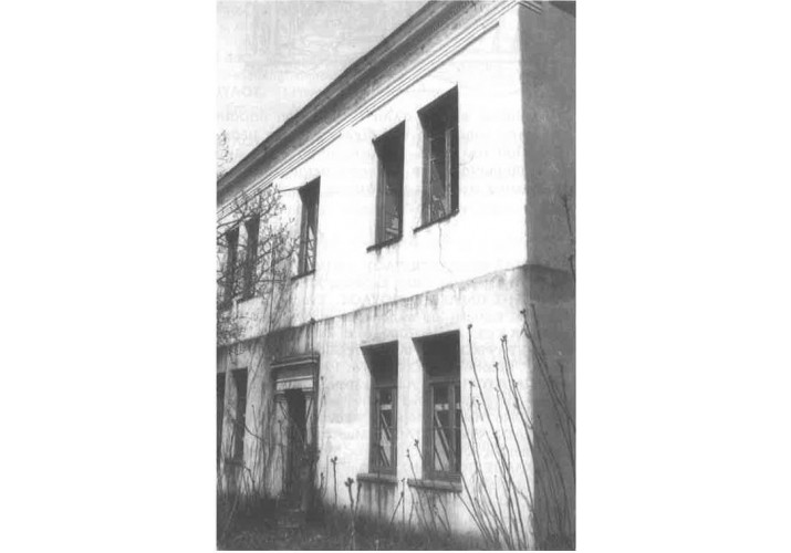 Το εγκαταλελειμμένο σχολαρχείο του Αγίου Γεωργίου (φωτογραφία της δεκαετίας του 1990)