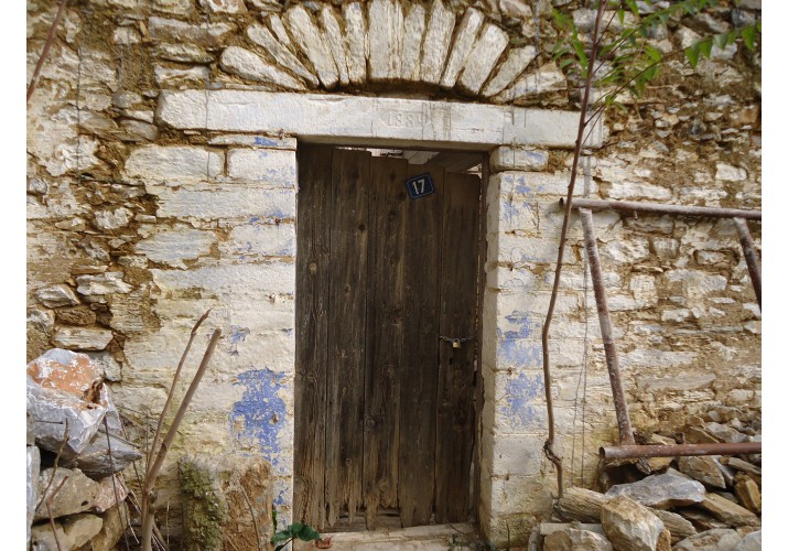 Καρφωτή πόρτα με ξύλινο υπέρθυρο και ανακουφιστικό τόξο