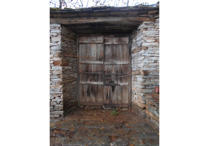 Δίφυλλη καρφωτή πόρτα με ξύλινο οριζόντιο πρέκι