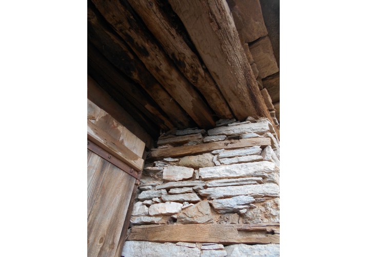 Τοιχοποιία με ξυλοδεσία και πρέκι πόρτας