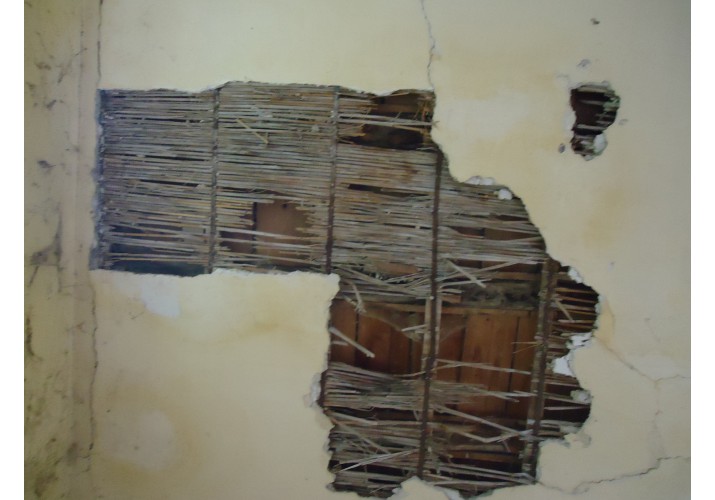 Απουσία επιχρίσματος σε ένα σημείο του μπαγδατότοιχου με αποτέλεσμα να είναι ορατός ο ξύλινος σκελετός