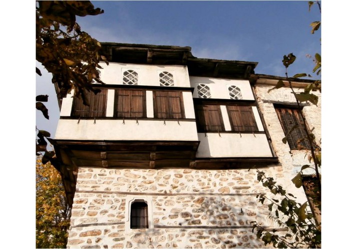 Φεγγίτης από το αρχοντικό Τριανταφύλλου , ενσωματωμένος σε ξύλινο σκελετό του σαχνισιού

