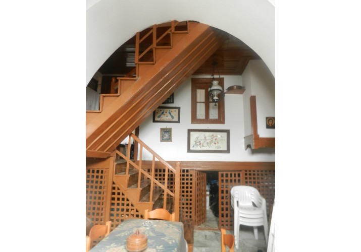 ξύλινη σκάλα στο εσωτερικό