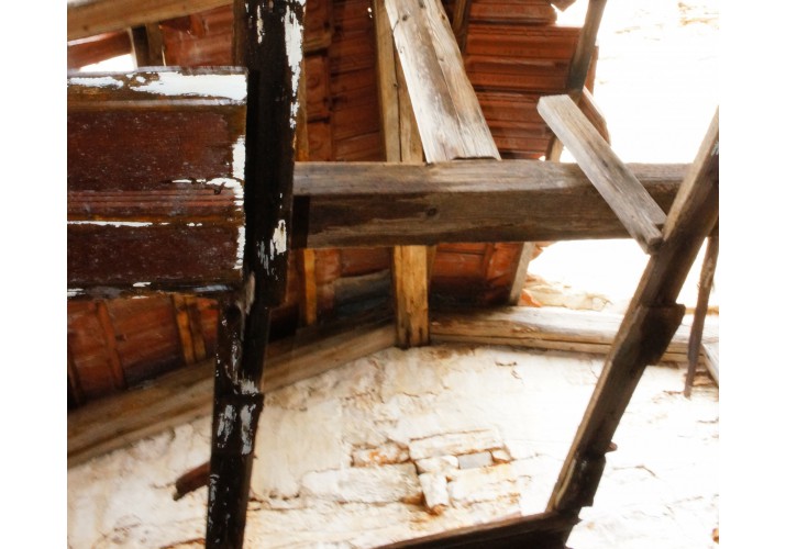 Ανάρτηση οροφής ανώτερου ορόφου από τα ξύλα της στέγης