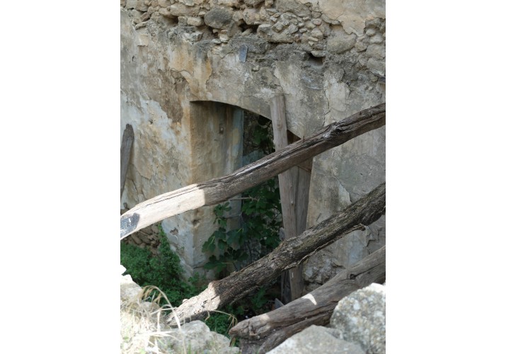 Πόρτα ισογείου,άποψη από τον όροφο (φαίνονται τα ξύλινα δοκάρια του πατώματος του ορόφου)