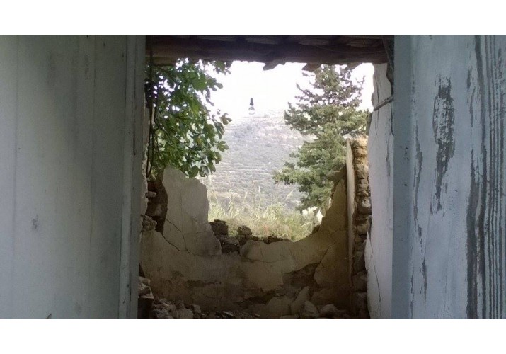 Άποψη από την είσοδο της χωμάτινης οδού