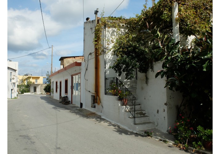 Η κατοικία από τον κεντρικό δρόμο