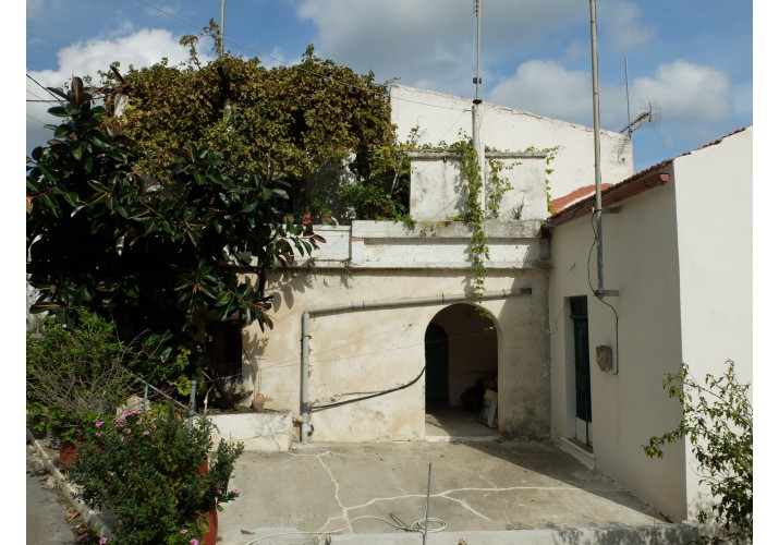 Η κατοικία μέσα απο την μικρή αυλή 