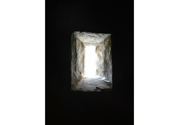 Στενό άνοιγμα (πιθανή πολεμίστρα)