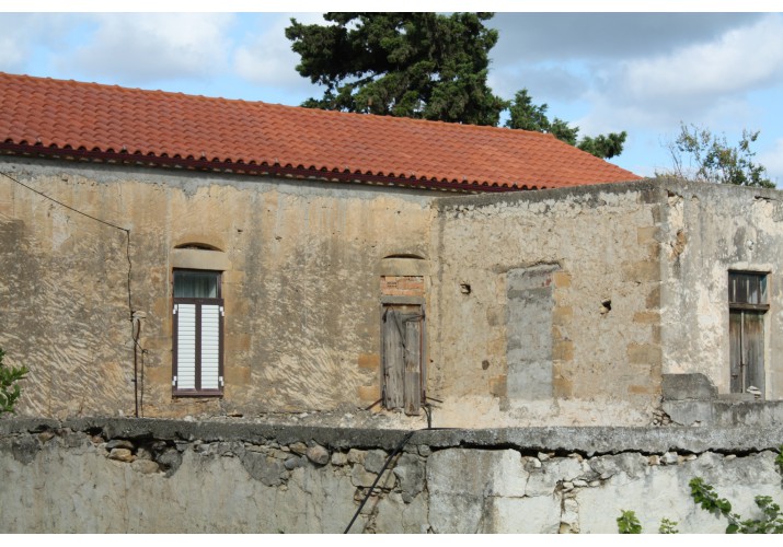Νότια πλευρά του κτιρίου - φαίνεται ο πρώτος όροφος και η στέγη.